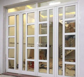 Cửa nhôm 4 cánh màu trắng