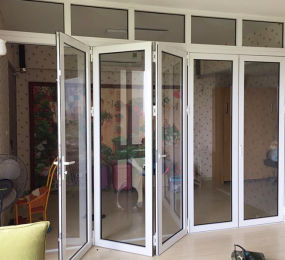 Cửa nhôm kính xếp trượt màu trắng
