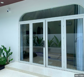 Cửa xếp trượt thiết kế uốn vòm