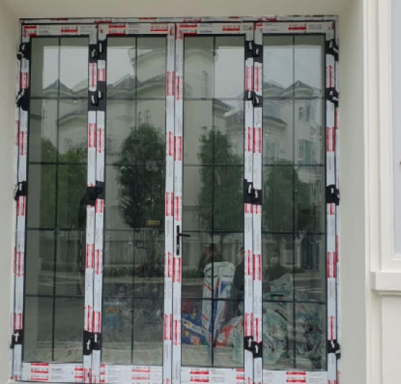 Cửa xếp trượt có nan trang trí