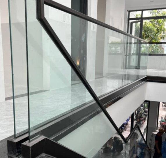 Lan can cầu thang kính 11