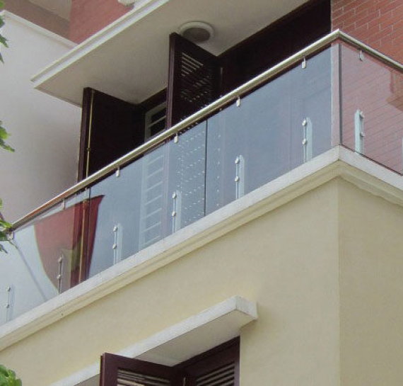 Lan can cầu thang kính 13